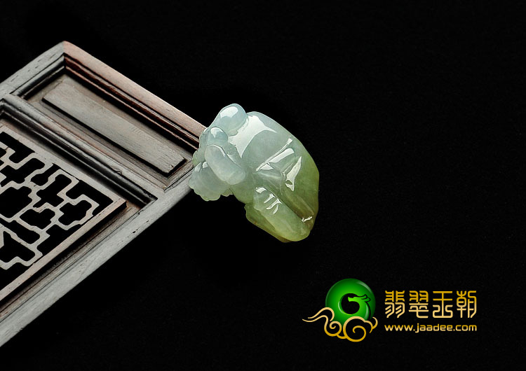 糯冰种黄翡缅甸翡翠A货牛挂件
