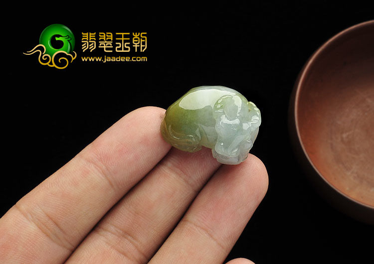 糯冰种黄翡缅甸翡翠A货牛挂件