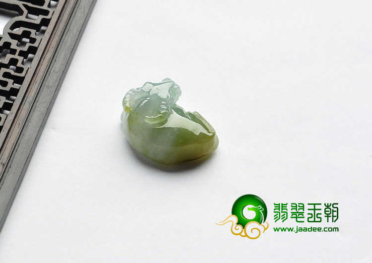 糯冰种黄翡缅甸翡翠A货牛挂件