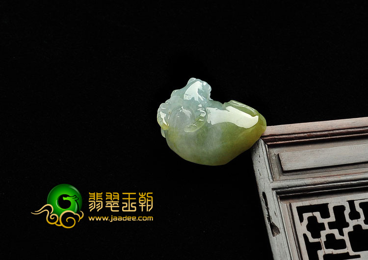 糯冰种黄翡缅甸翡翠A货牛挂件