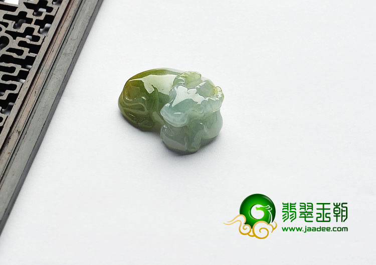 糯冰种黄翡缅甸翡翠A货牛挂件