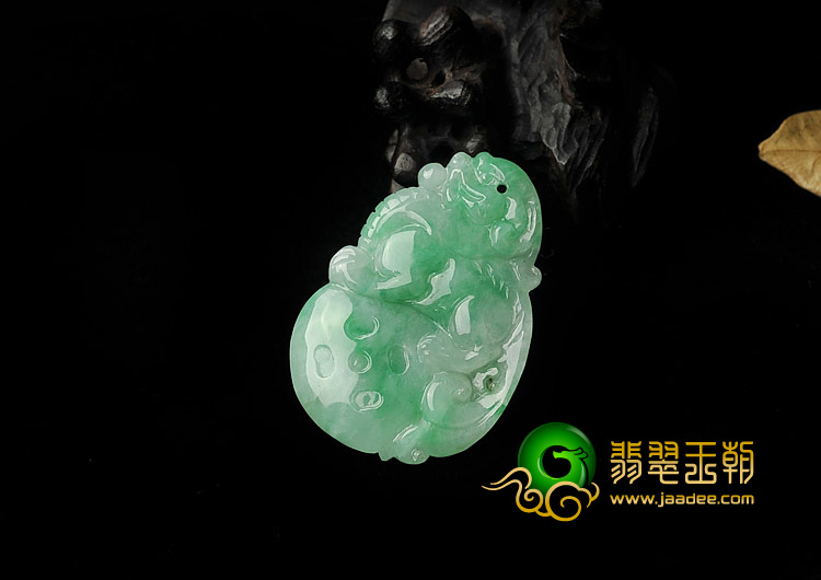 糯冰种翠色缅甸翡翠A货貔貅挂件