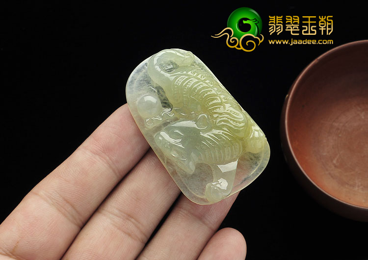 冰种淡黄翡缅甸翡翠A货虎牌挂件