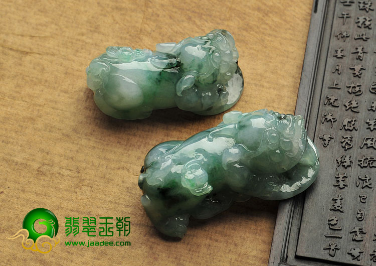 糯冰种飘花缅甸翡翠A货貔貅挂件（一对）