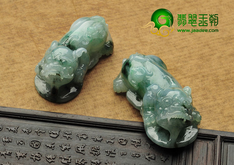 糯冰种飘花缅甸翡翠A货貔貅挂件（一对）