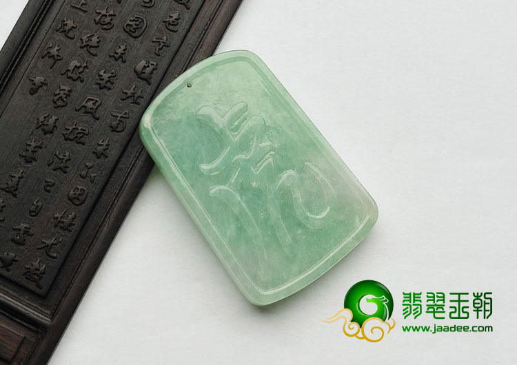 糯冰种豆色缅甸翡翠A货虎牌挂件
