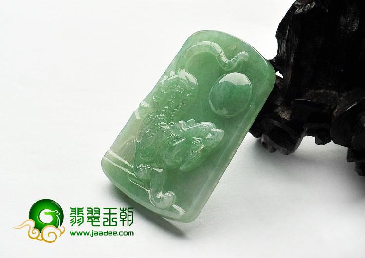 糯冰种豆色缅甸翡翠A货虎牌挂件