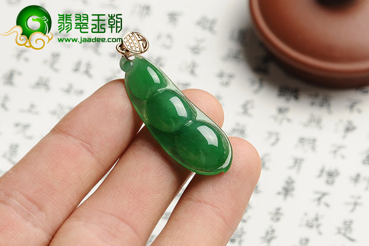 冰种阳绿缅甸翡翠A货四季豆挂件