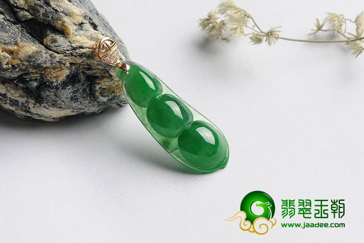 冰种阳绿缅甸翡翠A货四季豆挂件