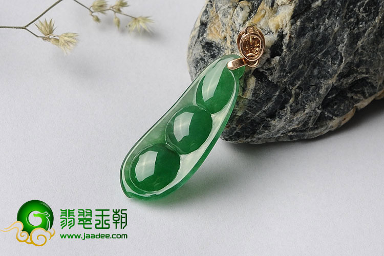 冰种阳绿缅甸翡翠A货四季豆挂件