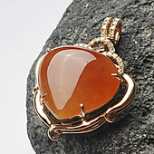 （超值推荐）糯冰种红黄翡缅甸翡翠A货镶玫瑰金心形胸坠（真钻）