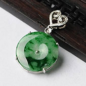 糯冰种浓绿缅甸翡翠A货镶白金平安扣胸坠（真钻）