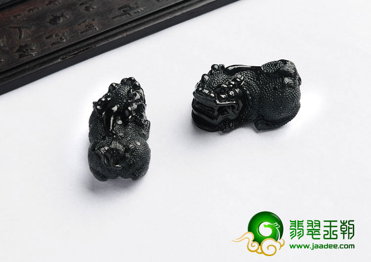 细糯种墨翠缅甸翡翠A货貔貅（一对）