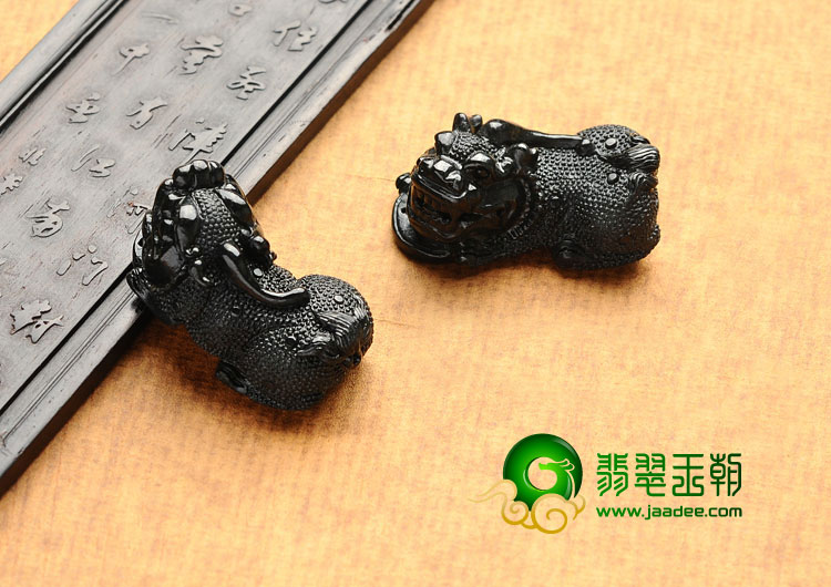 细糯种墨翠缅甸翡翠A货貔貅（一对）