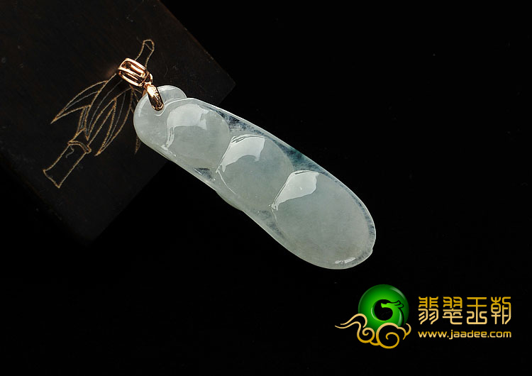 冰种略飘花缅甸翡翠A货四季豆挂件