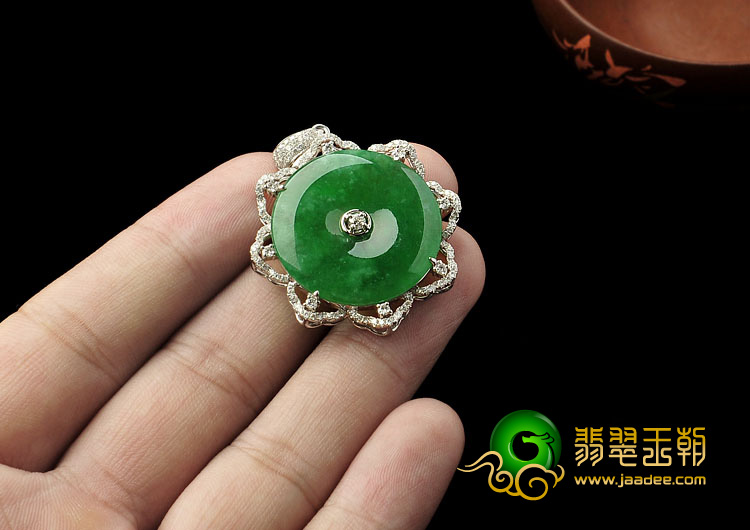 冰种菠菜绿缅甸翡翠A货镶白金平安扣胸坠（真钻）