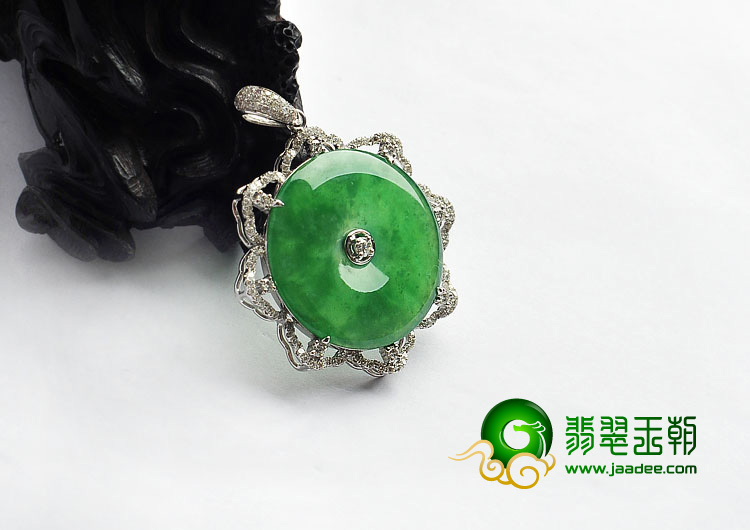 冰种菠菜绿缅甸翡翠A货镶白金平安扣胸坠（真钻）