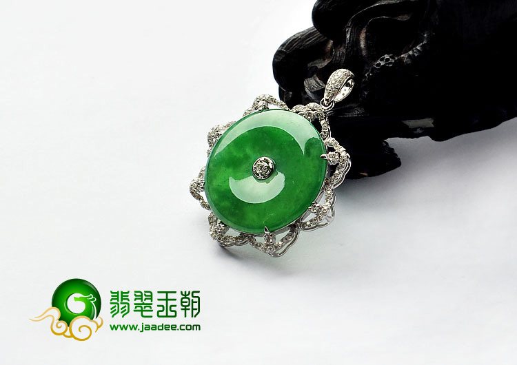 冰种菠菜绿缅甸翡翠A货镶白金平安扣胸坠（真钻）