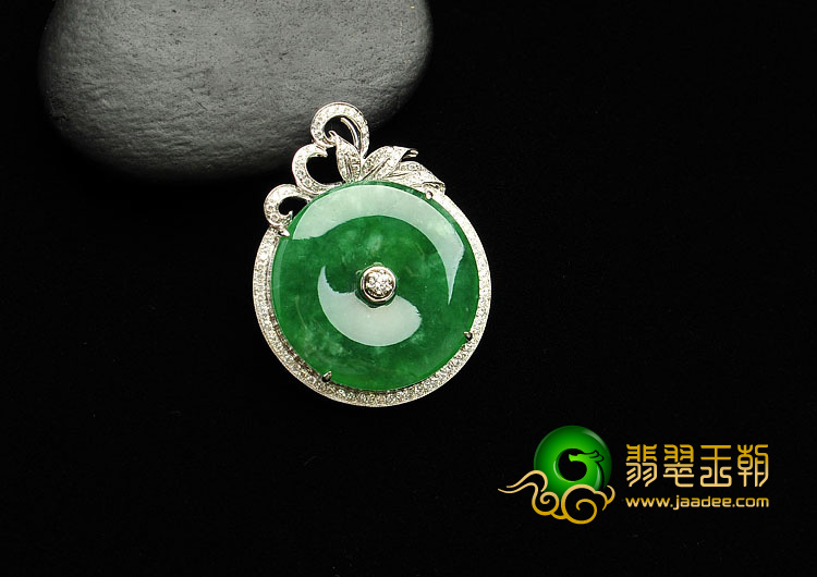冰种菠菜绿缅甸翡翠A货镶白金平安扣胸坠（真钻）