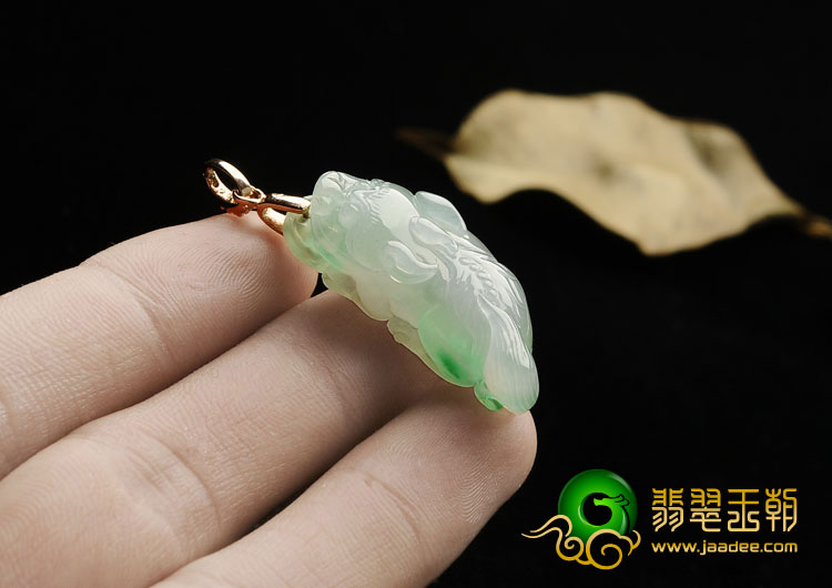 糯冰种飘翠缅甸翡翠A货貔貅挂件