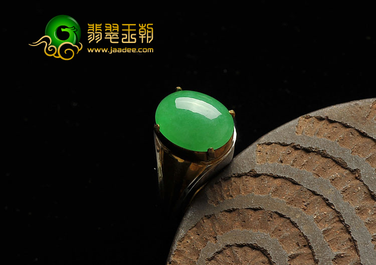 糯冰种阳绿缅甸翡翠A货戒面