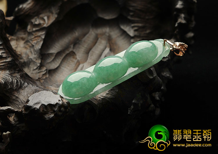糯冰种翠色缅甸翡翠A货四季豆挂件