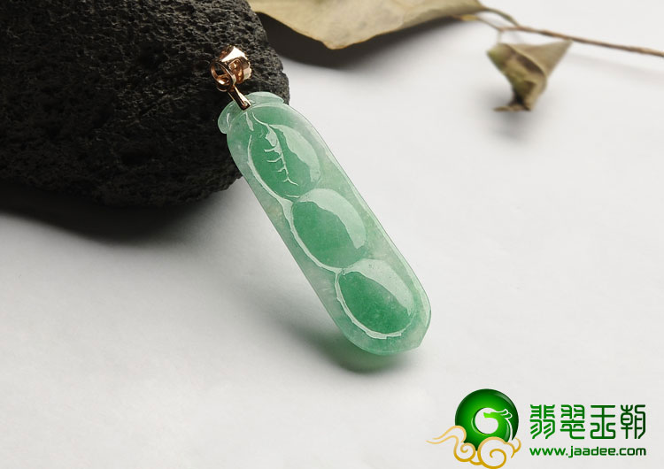 糯冰种翠色缅甸翡翠A货四季豆挂件