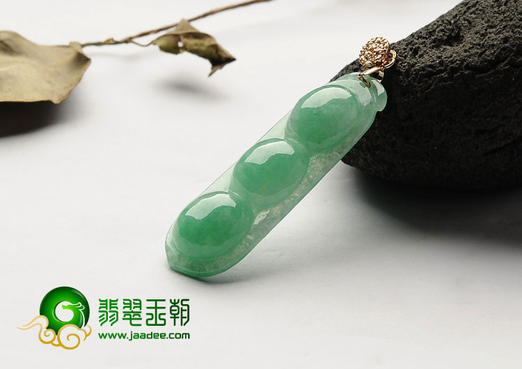 糯冰种翠色缅甸翡翠A货四季豆挂件