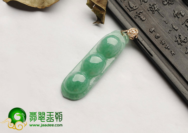 糯冰种翠色缅甸翡翠A货四季豆挂件