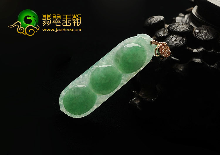 糯冰种翠色缅甸翡翠A货四季豆挂件