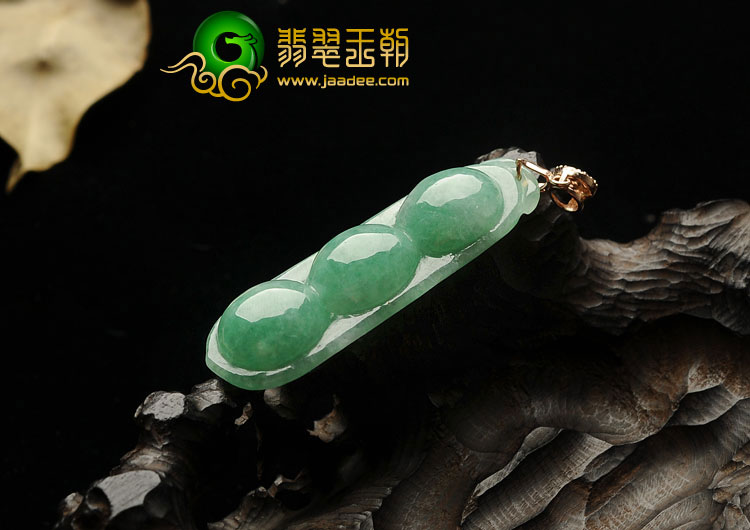 糯冰种翠色缅甸翡翠A货四季豆挂件