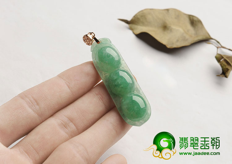 糯冰种翠色缅甸翡翠A货四季豆挂件