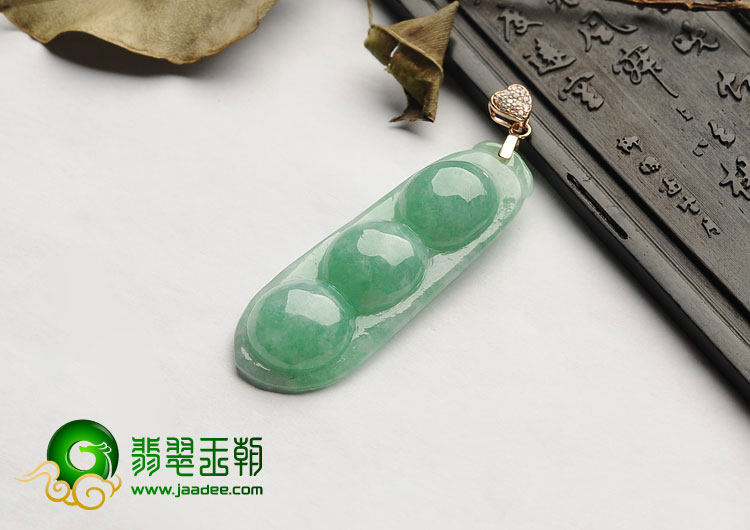 糯冰种翠色缅甸翡翠A货四季豆挂件