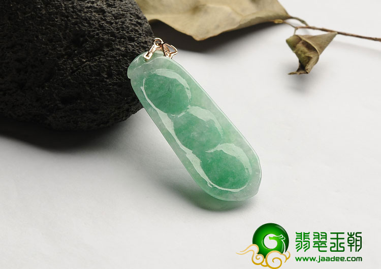 糯冰种翠色缅甸翡翠A货四季豆挂件