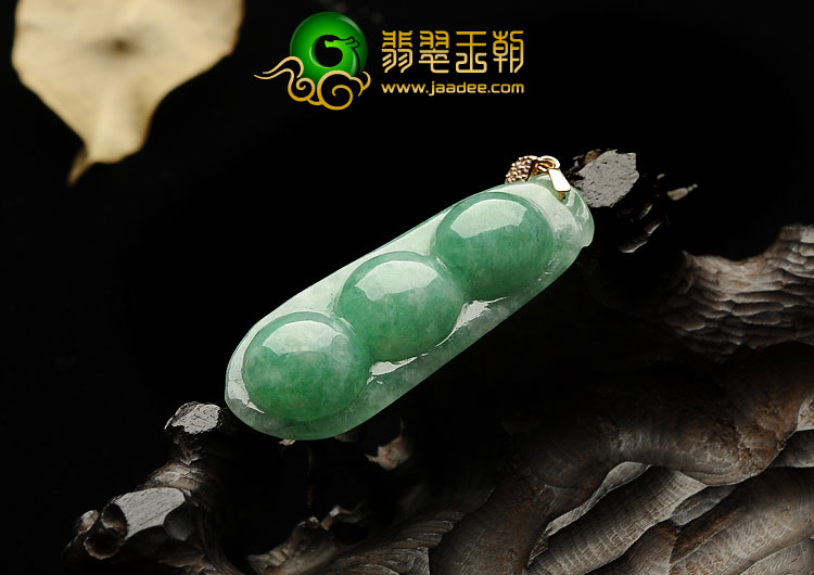 糯冰种翠色缅甸翡翠A货四季豆挂件