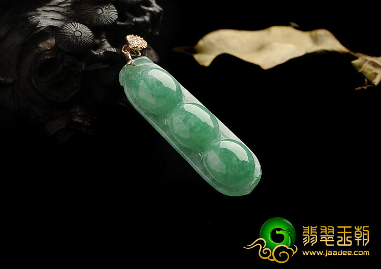 糯冰种翠色缅甸翡翠A货四季豆挂件