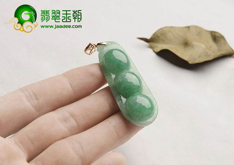 糯冰种翠色缅甸翡翠A货四季豆挂件