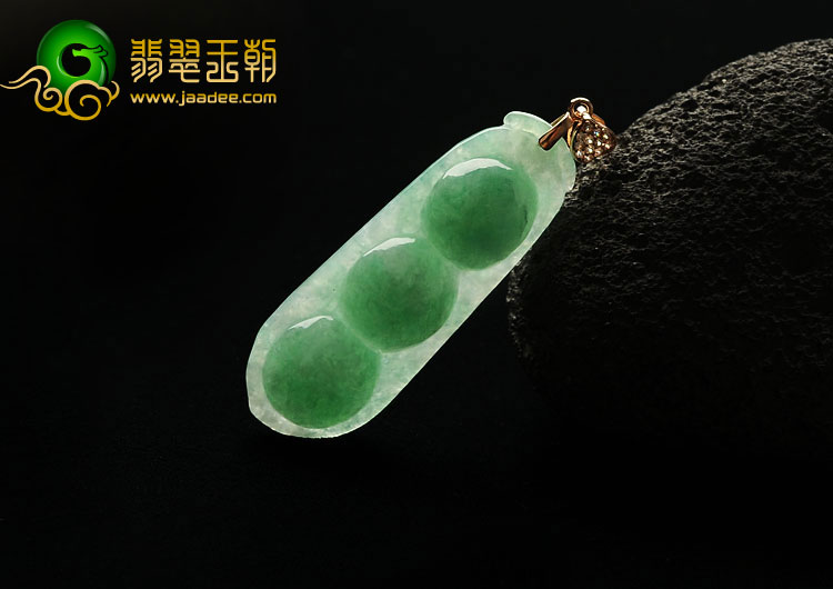 糯冰种翠色缅甸翡翠A货四季豆挂件