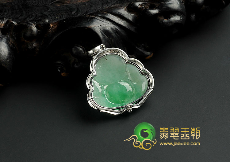 糯冰种翠色缅甸翡翠A货镶白金玉佛胸坠（真钻）