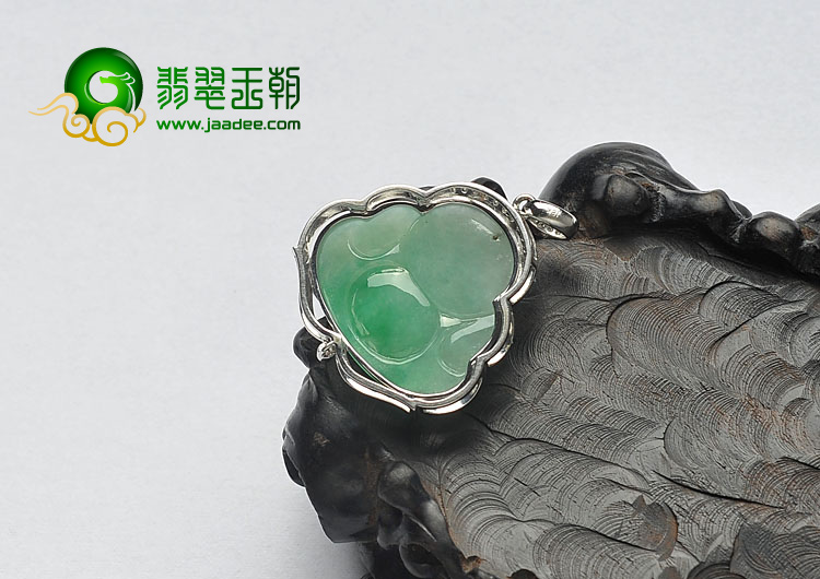 糯冰种翠色缅甸翡翠A货镶白金玉佛胸坠（真钻）