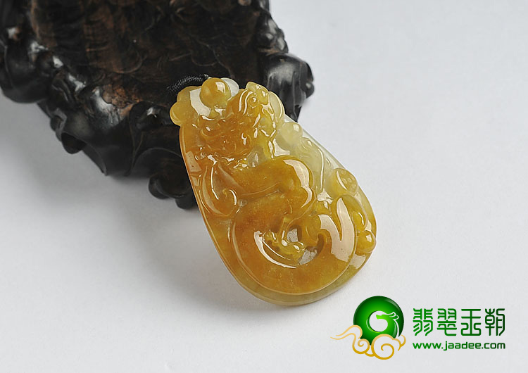 糯冰种黄翡缅甸翡翠A货龙牌挂件