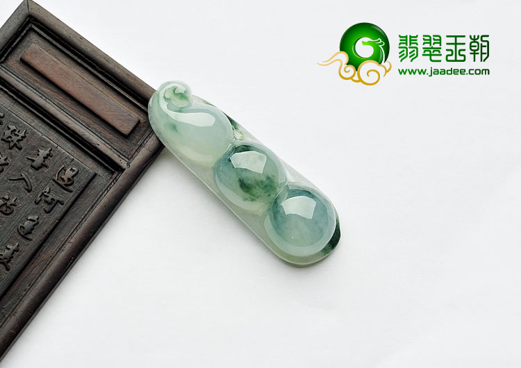 冰种飘花缅甸翡翠A货四季豆挂件