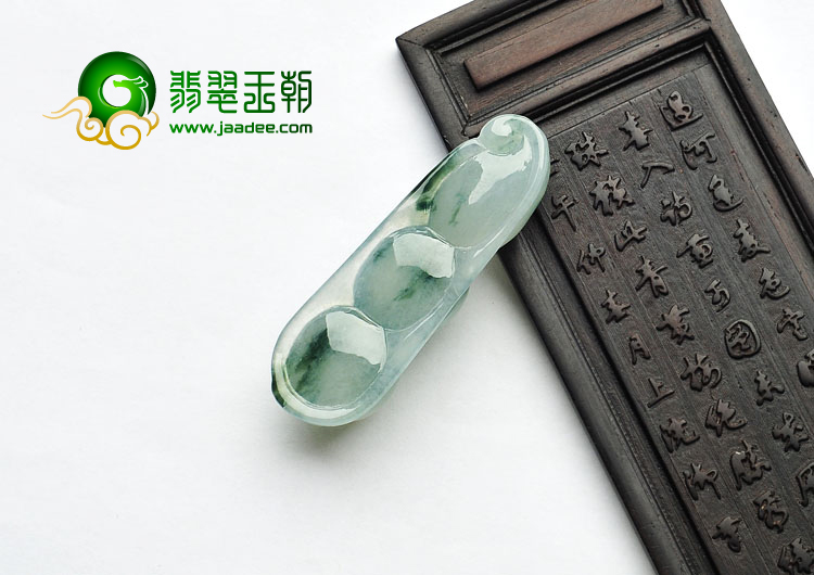 冰种飘花缅甸翡翠A货四季豆挂件