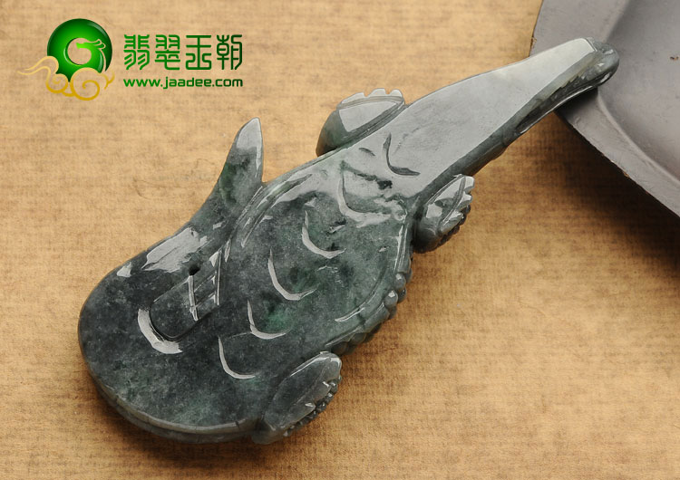 糯冰种墨色缅甸翡翠A货鳄鱼摆件