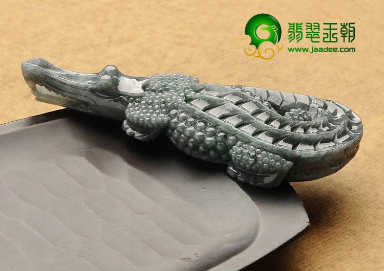 糯冰种墨色缅甸翡翠A货鳄鱼摆件