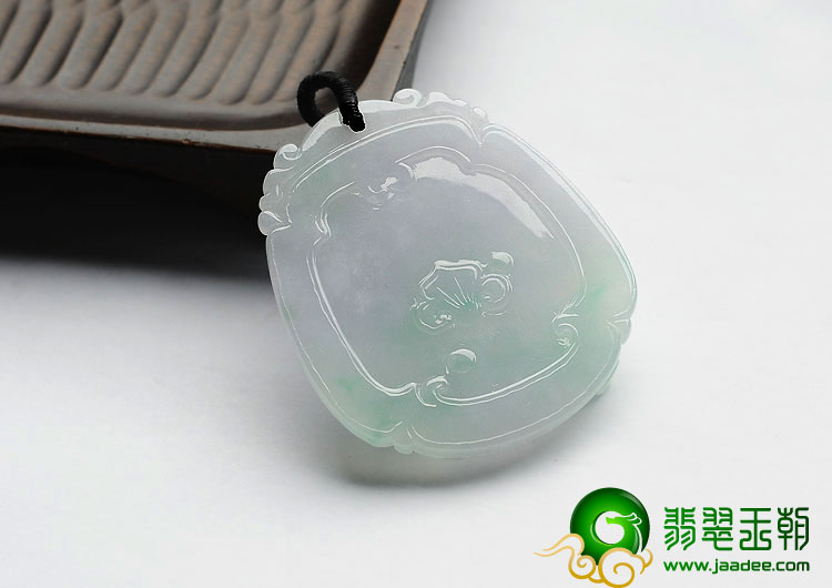 糯冰种淡春带彩缅甸翡翠A货龙牌挂件