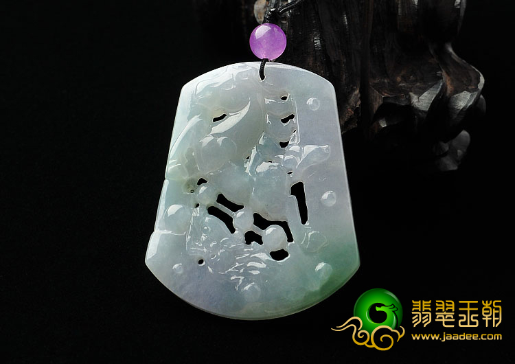 糯冰种淡春带彩缅甸翡翠A货马牌挂件