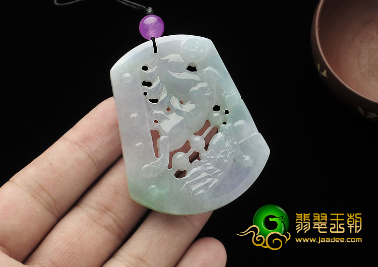 糯冰种淡春带彩缅甸翡翠A货马牌挂件