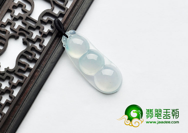 冰种略飘花缅甸翡翠A货四季豆挂件