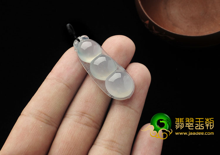 冰种略飘花缅甸翡翠A货四季豆挂件